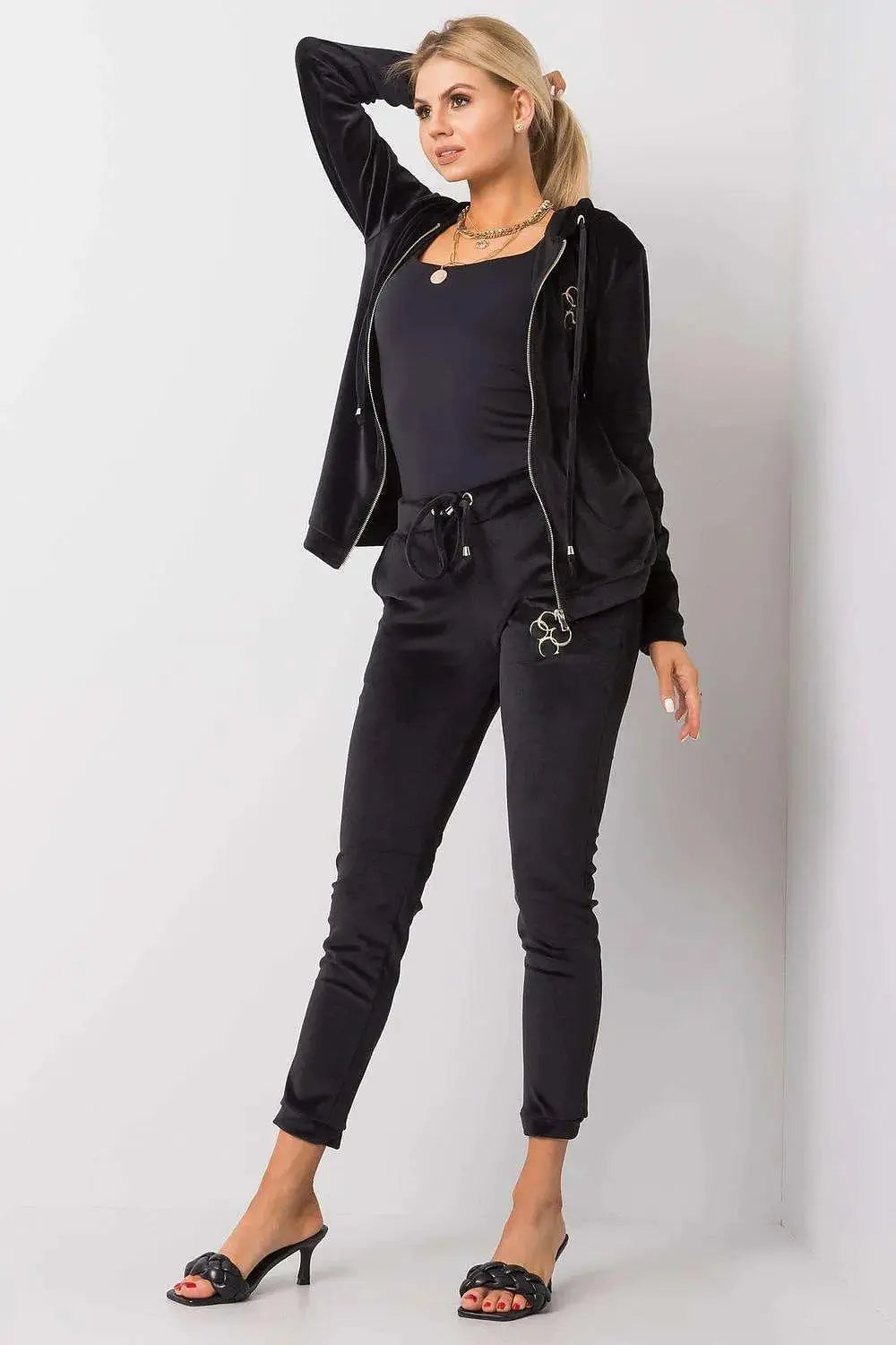 Relevance long sleeves sweatshirt with zipper, hood and slip pockets