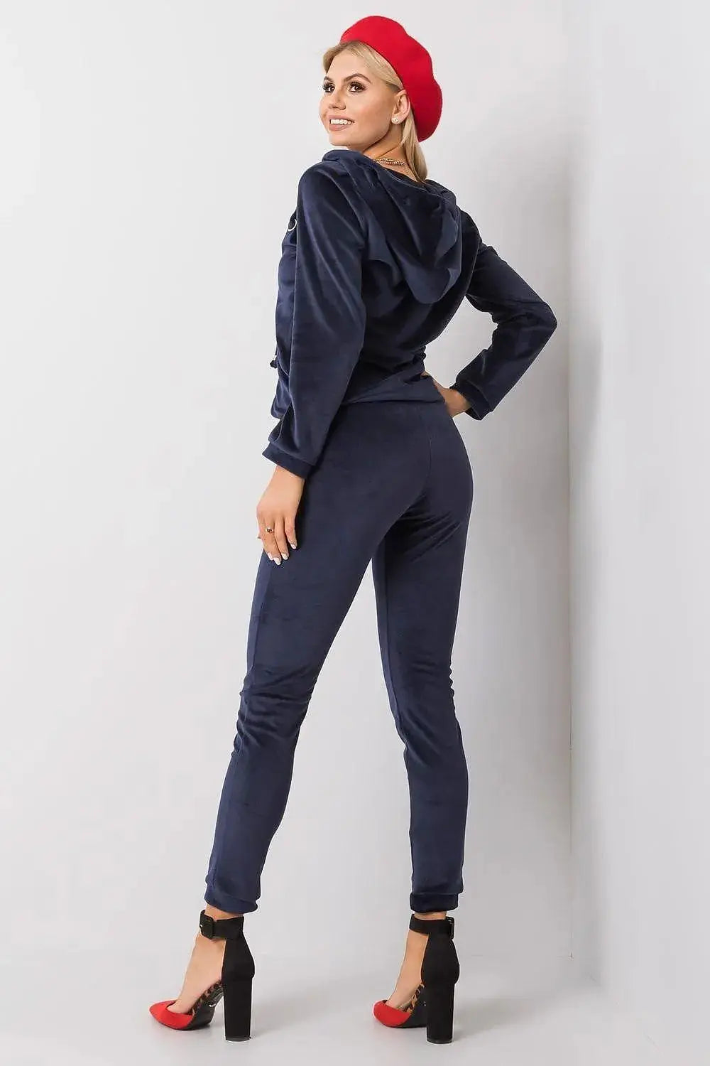 Relevance long sleeves sweatshirt with zipper, hood and slip pockets