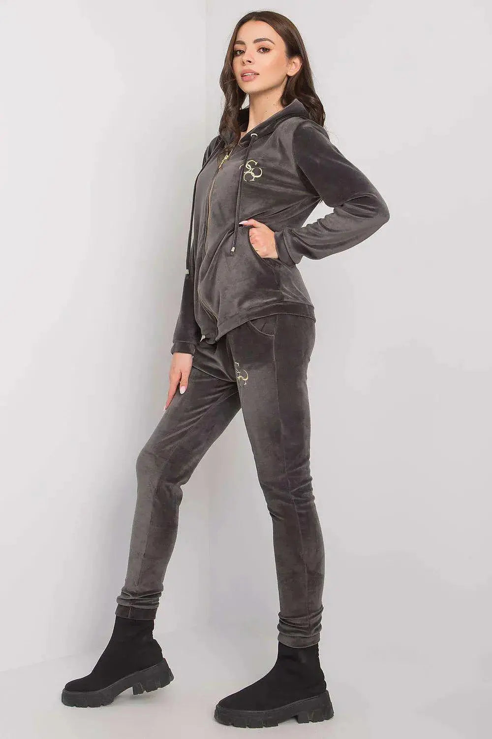 Relevance long sleeves sweatshirt with zipper, hood and slip pockets