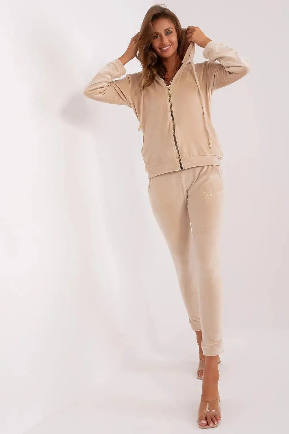Relevance long sleeves sweatshirt with zipper, hood and slip pockets