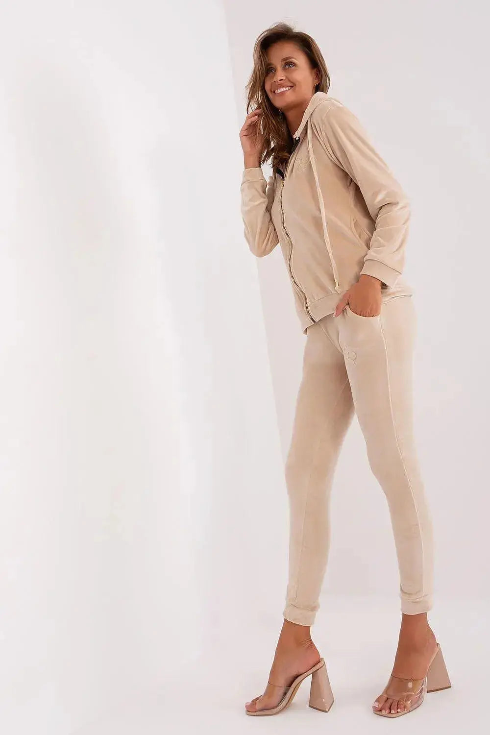 Relevance long sleeves sweatshirt with zipper, hood and slip pockets