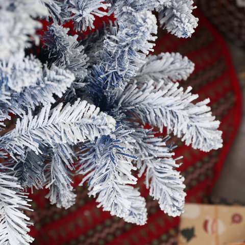 HOMCOM 5 Foot Artificial Blue Snow Flocked Christmas Tree with Hinged Branches