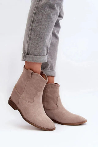 Step in style Women's boots made of natural suede
