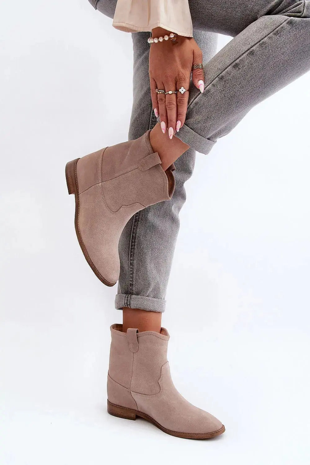 Step in style Women's boots made of natural suede
