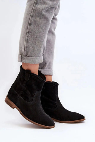 Step in style Women's boots made of natural suede