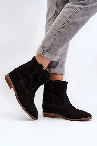 Step in style Women's boots made of natural suede