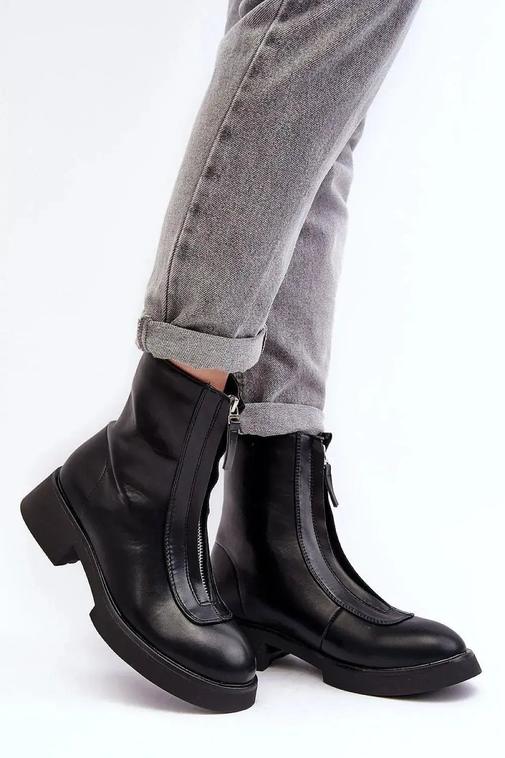 Step in style Women's flat heel boots