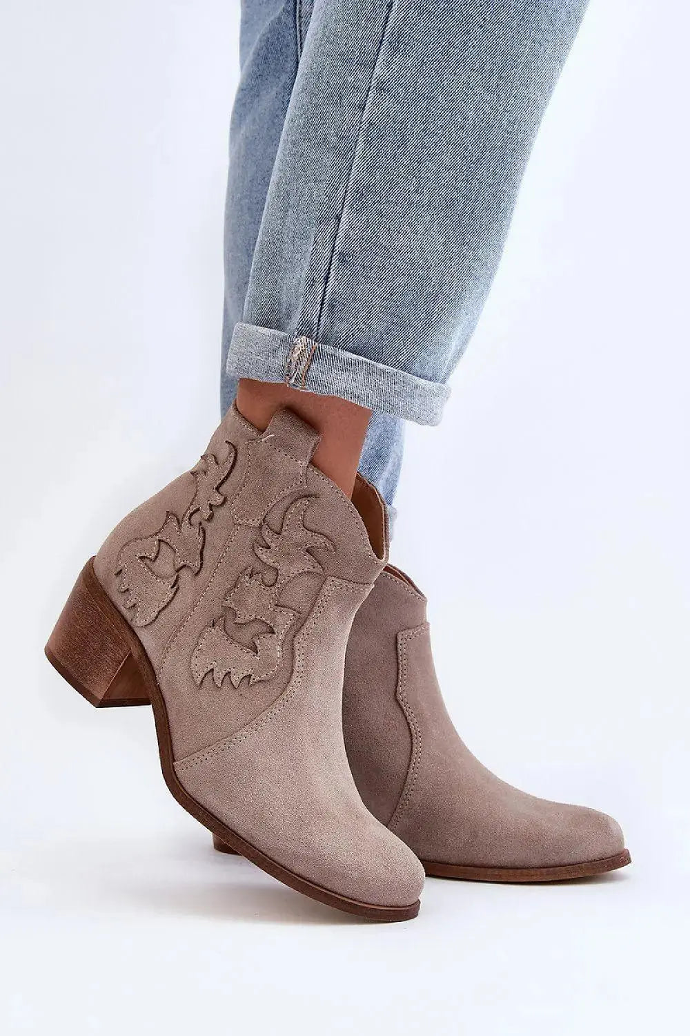 Step in style women's boots made of natural suede