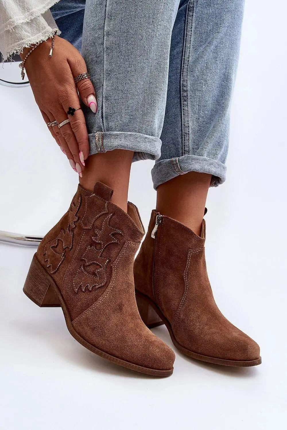Step in style women's boots made of natural suede