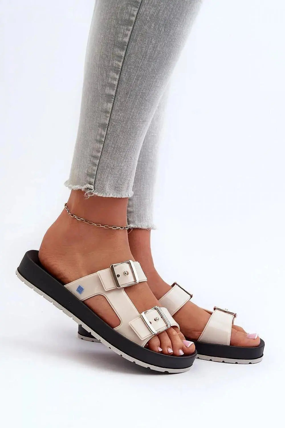 Step in style women's flip flops