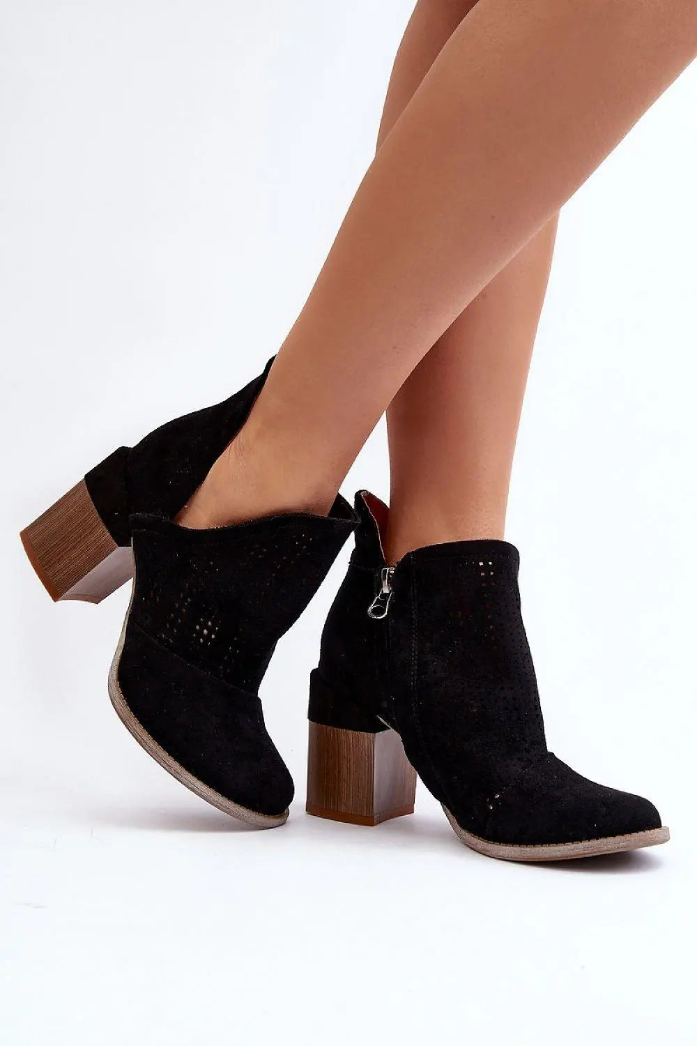 Step in style Women's boots made of eco-suede