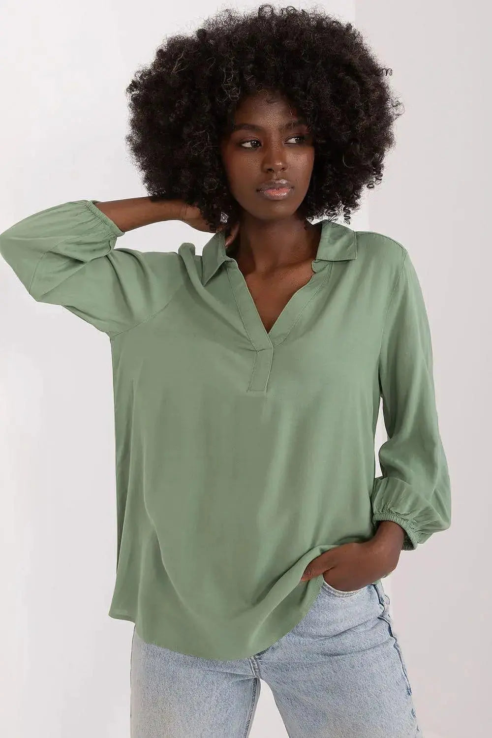 Sublevel airy and pleasant blouse