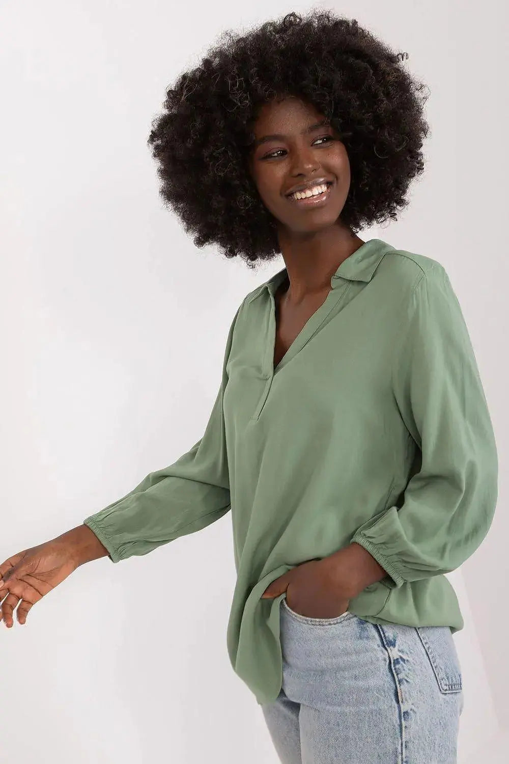 Sublevel airy and pleasant blouse