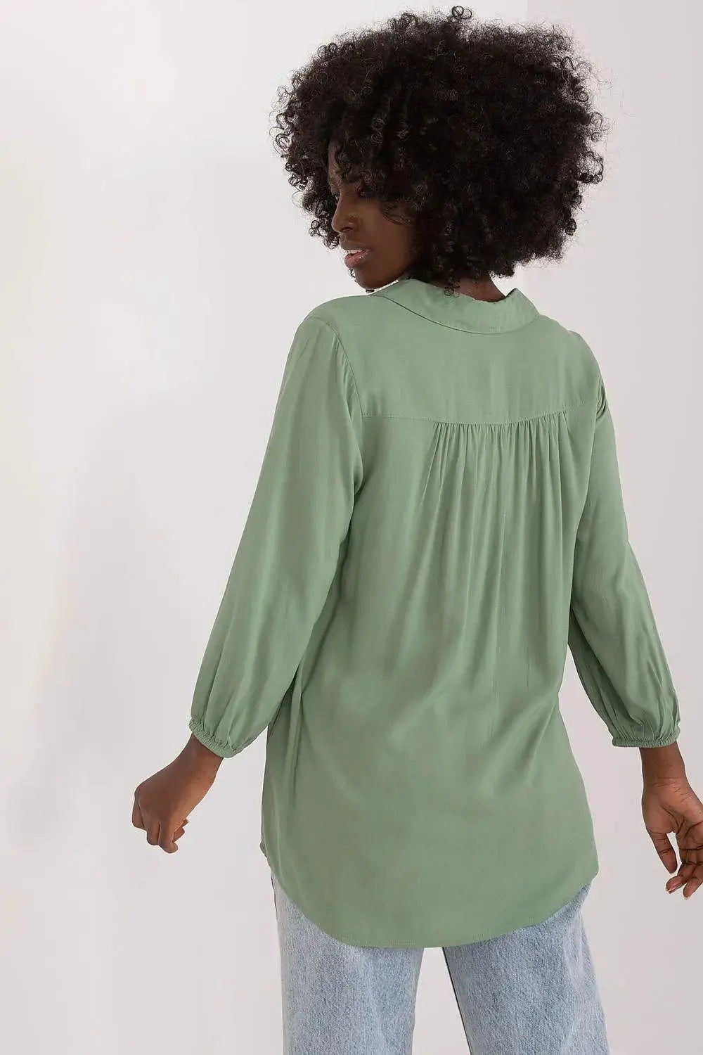 Sublevel airy and pleasant blouse