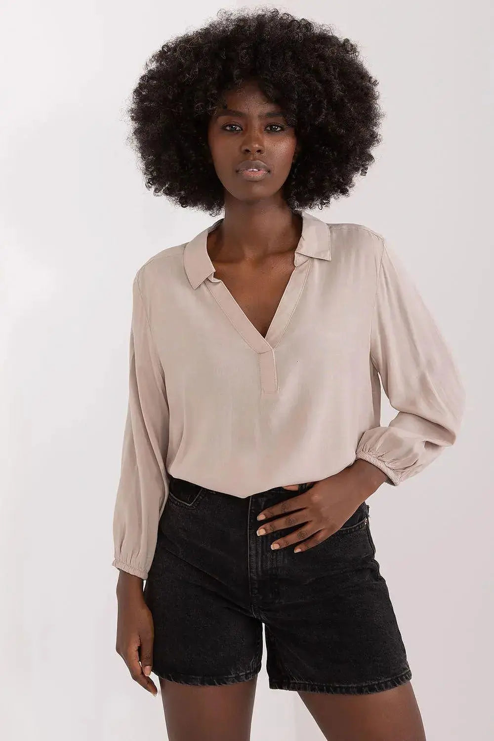 Sublevel airy and pleasant blouse