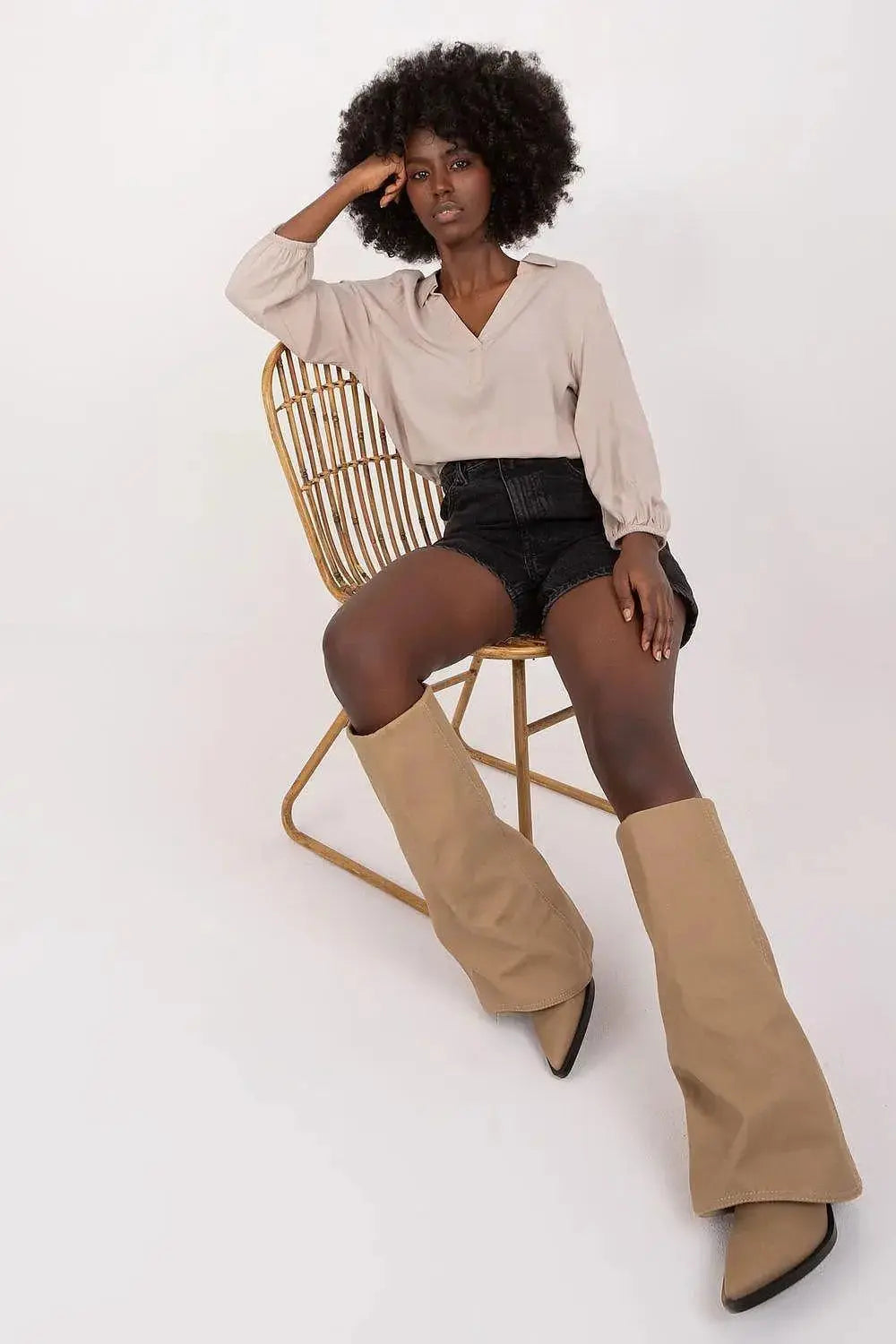 Sublevel airy and pleasant blouse