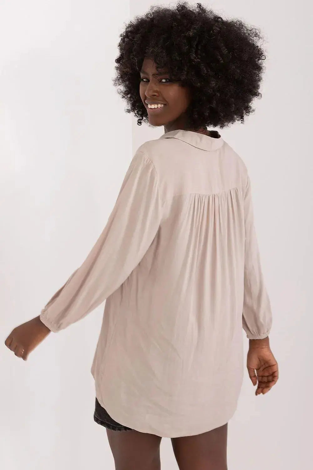 Sublevel airy and pleasant blouse