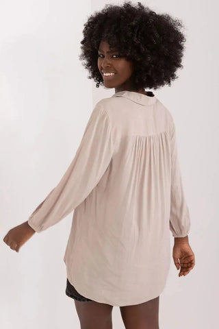 Sublevel airy and pleasant blouse