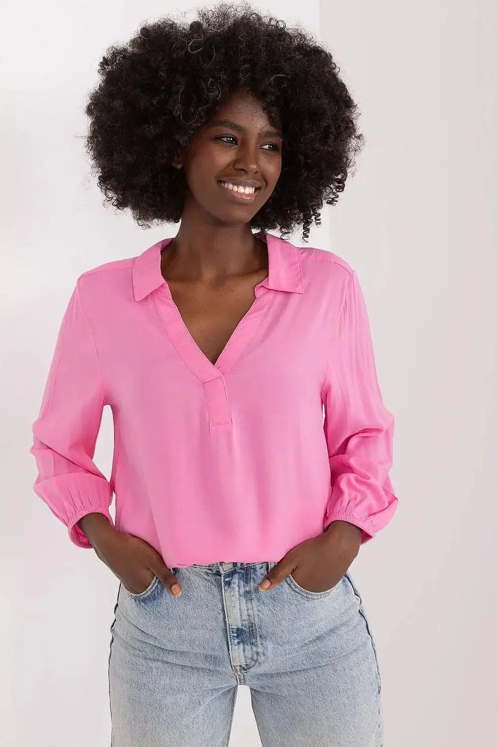 Sublevel airy and pleasant blouse