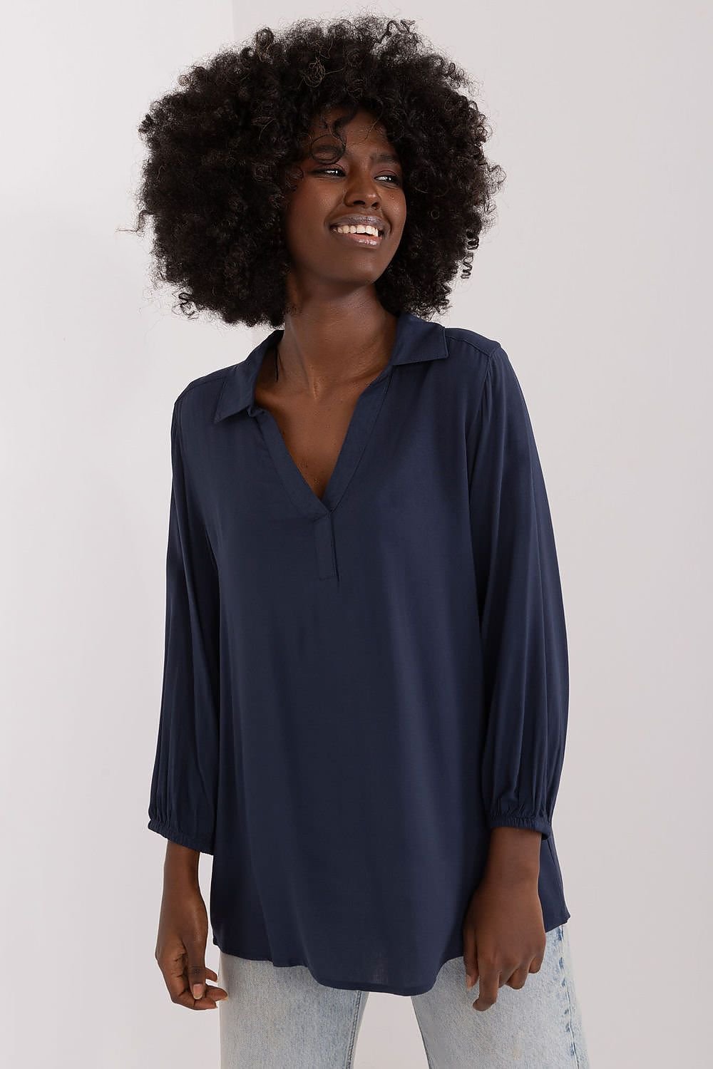 Sublevel airy and pleasant blouse