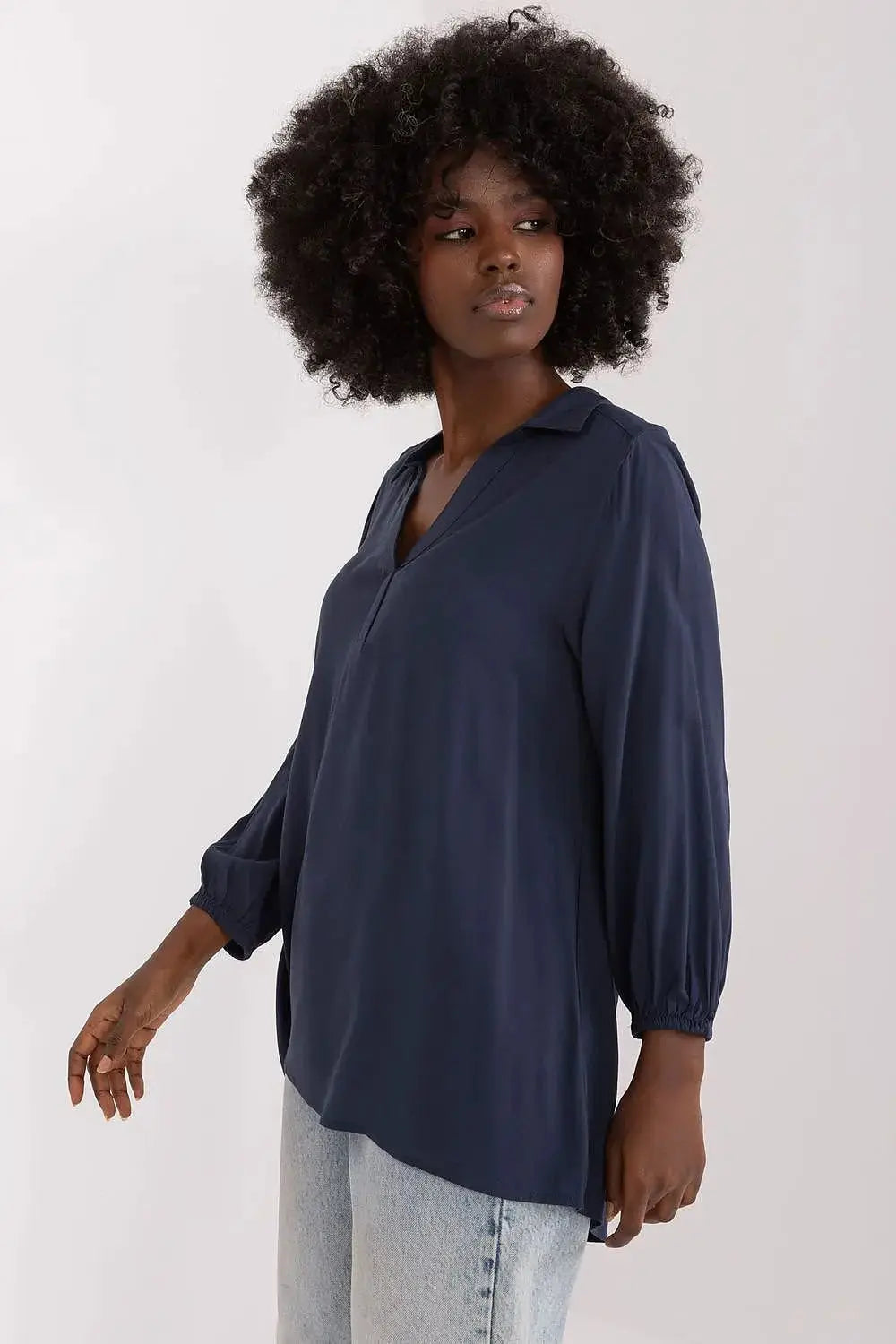 Sublevel airy and pleasant blouse