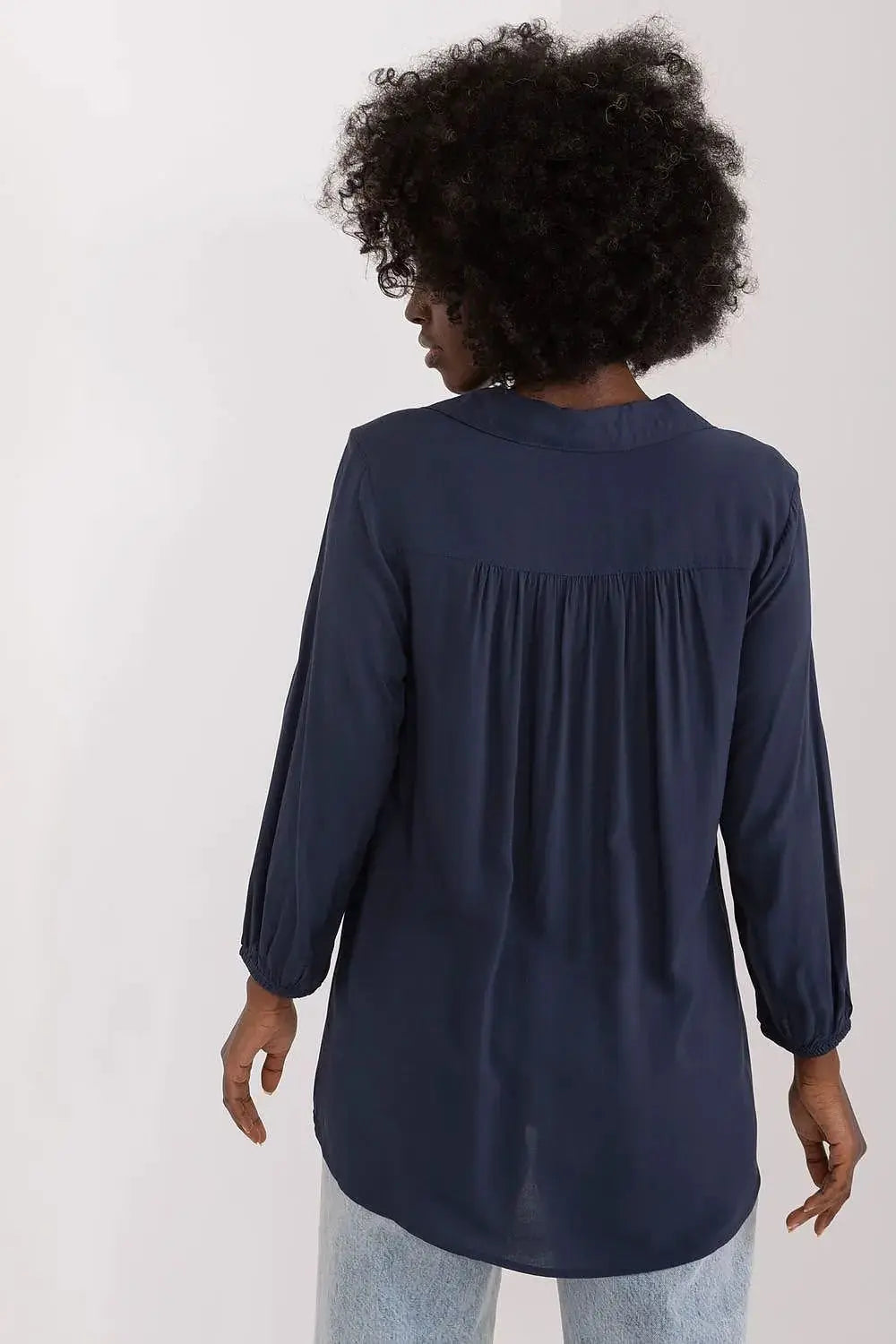 Sublevel airy and pleasant blouse